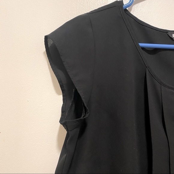 EXPRESS SHORT SLEEVE PLEATED KEYHOLE BLOUSE BLACK XS - Picture 2 of 3